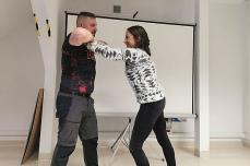 Pracownice ZUS-u z policją przeszły kurs samoobrony Mini_img-20231218-wa0038