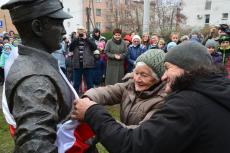 Odsłonięto rzeźbę osadnika-siewcy Mini_pt-siewca